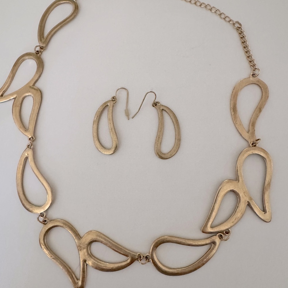 Gold Tone Abstract Link Necklace & Earring Set – 21”